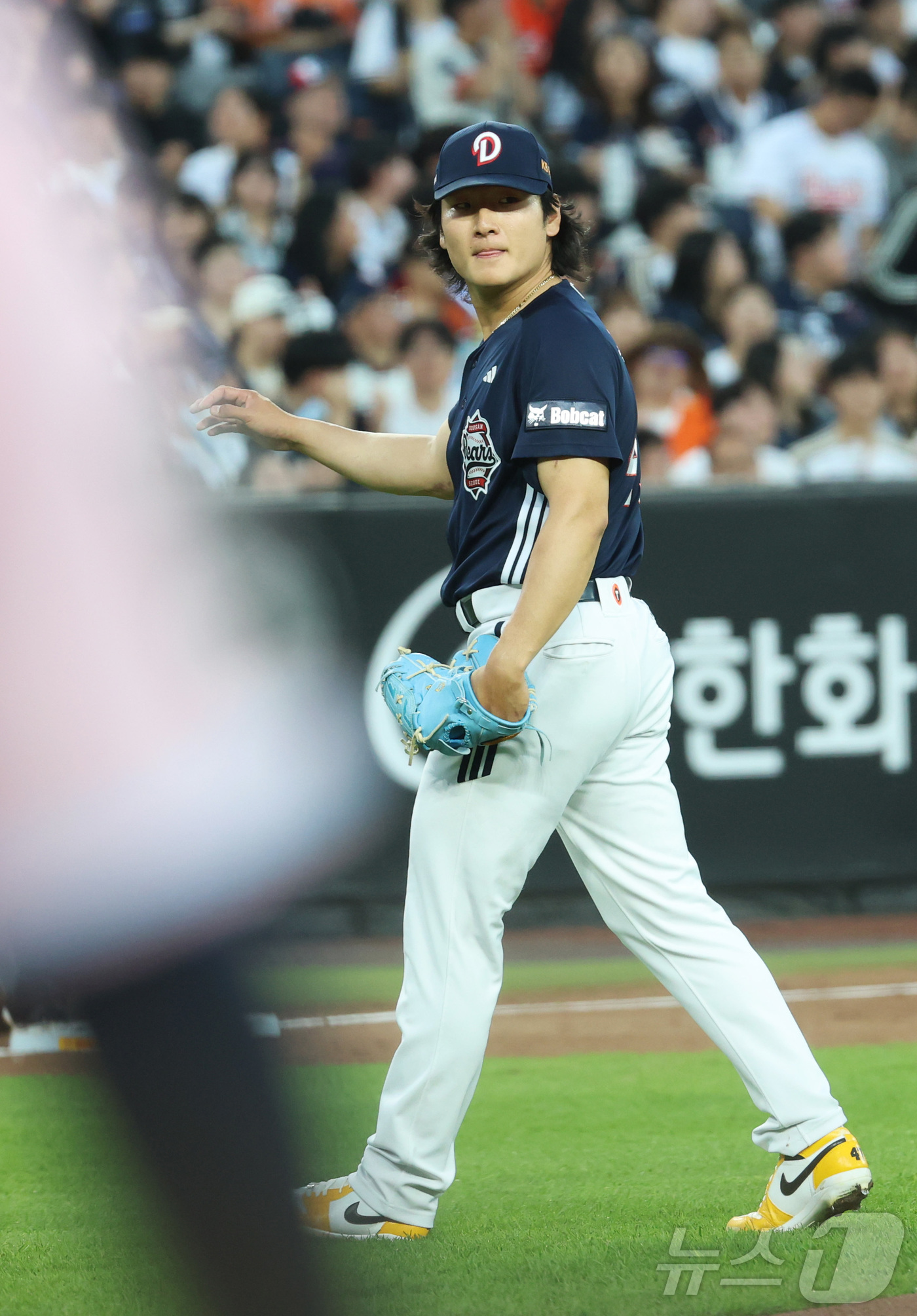 (대전=뉴스1) 김기남 기자 = 22일 대전 한화생명볼파크에서 열린 2026 신한 SOL KBO리그 두산 베어스와와 한화 이글스의 경기에서 두산 곽빈이 3회말 위기를 넘기며 더그아 …