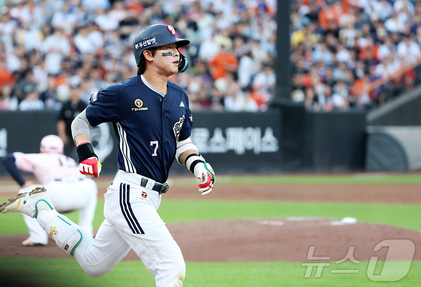 (대전=뉴스1) 김기남 기자 = 22일 대전 한화생명볼파크에서 열린 2026 신한 SOL KBO리그 두산 베어스와와 한화 이글스의 경기에서 두산 박찬호가 3회초 땅볼을 치며 아쉬운 …