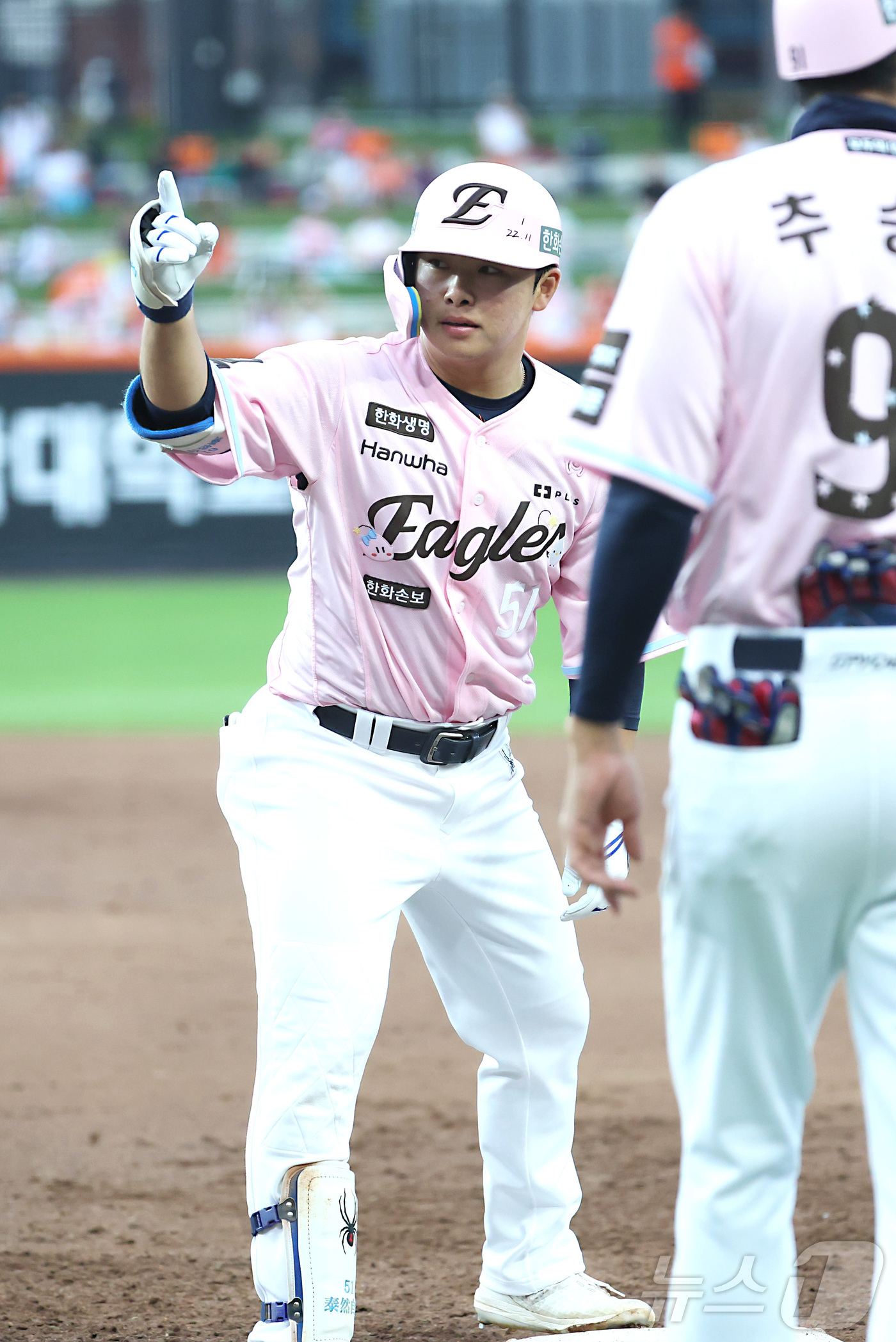 (대전=뉴스1) 김기남 기자 = 22일 대전 한화생명볼파크에서 열린 2026 신한 SOL KBO리그 두산 베어스와와 한화 이글스의 경기에서 한화 문현빈이 3회말 안타를 치며 세리머 …