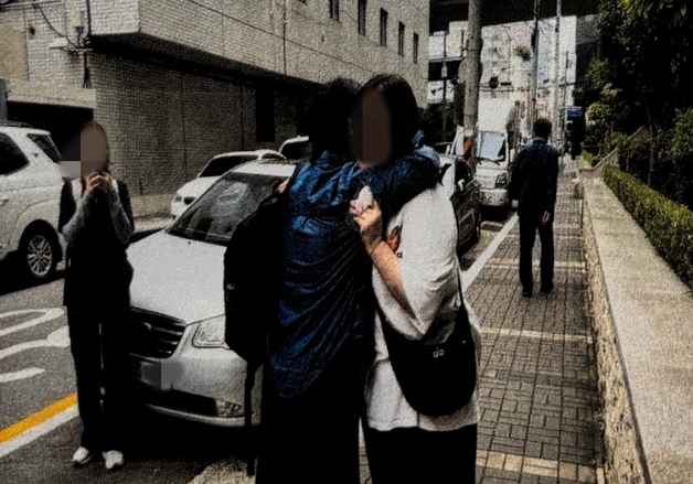 경찰 도움에 미국 입양인, 50년 만에 이복동생 만났다