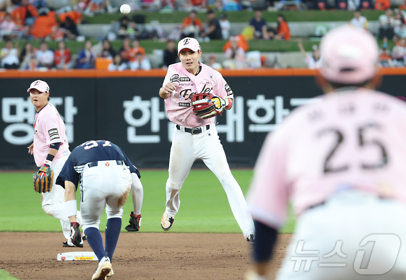 (대전=뉴스1) 김기남 기자 = 22일 대전 한화생명볼파크에서 열린 2026 신한 SOL KBO리그 두산 베어스와와 한화 이글스의 경기에서 4회초 두산 카메론 땅볼을 한화 심우준이 …