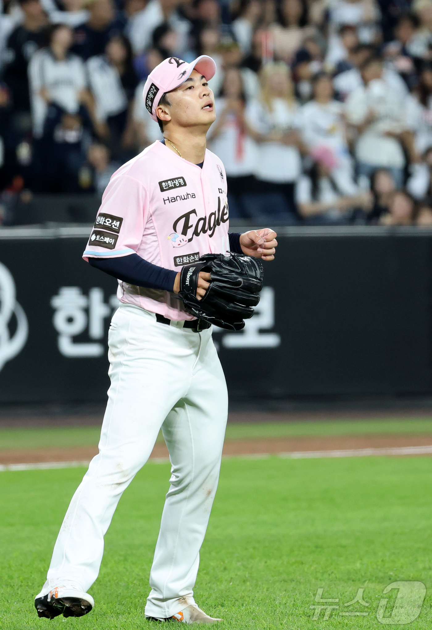 (대전=뉴스1) 김기남 기자 = 22일 대전 한화생명볼파크에서 열린 2026 신한 SOL KBO리그 두산 베어스와와 한화 이글스의 경기에서 한화 왕옌청이 5회 무실점 호투하며 주먹 …