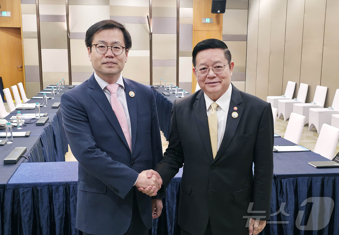 (서울=뉴스1) = 여한구 산업통상부 통상교섭본부장이 22일(현지시간) 중국 쑤저우시에서 열린 ‘아시아태평양경제협력공동체(APEC) 통상장관회의’에 참석해 까오 끔 후은(Kao K …