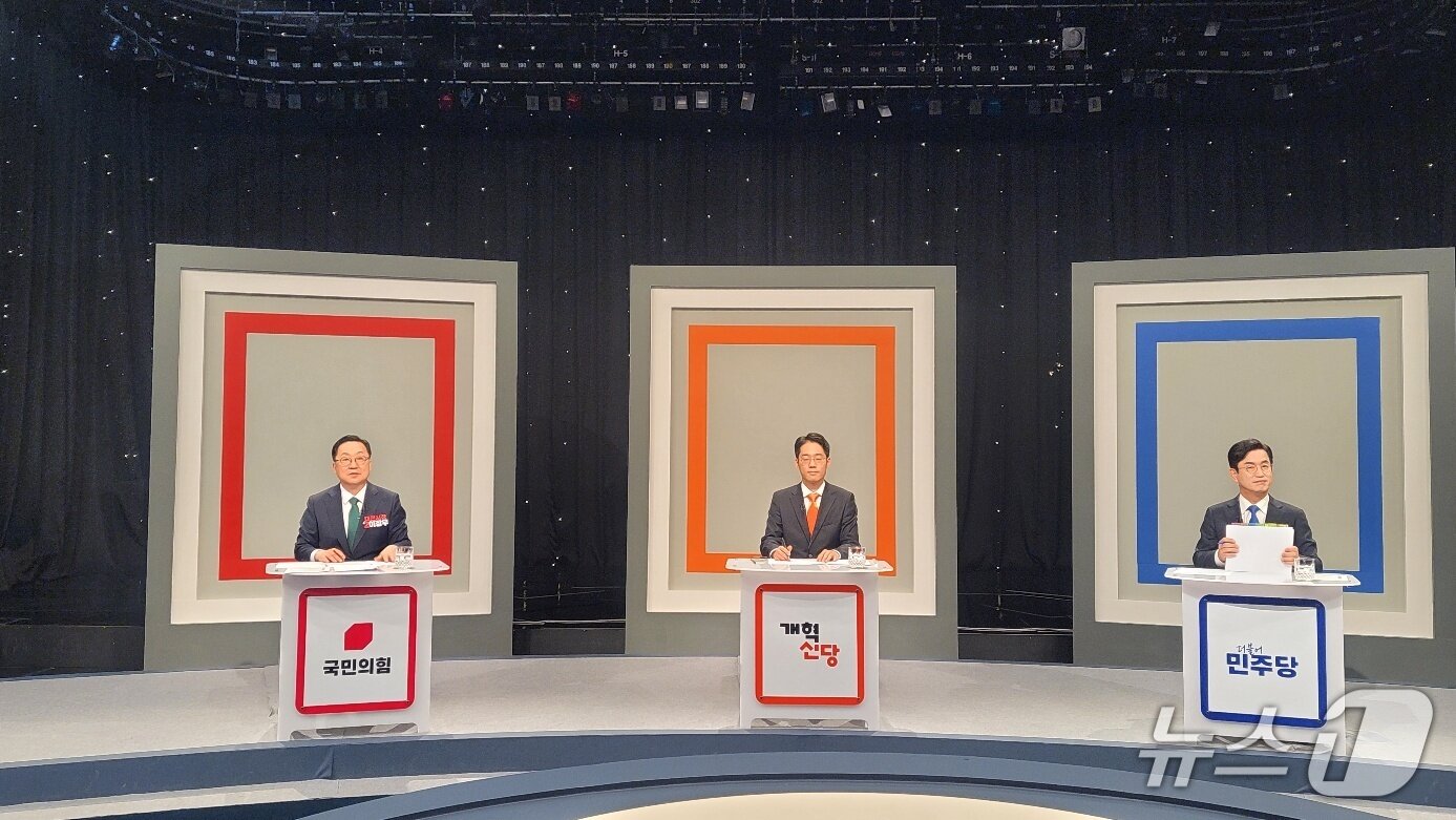 본문 이미지 - 대전시장 후보들이 22일 TJB에서 토론회를 벌였다. (왼쪽부터) 국민의힘 이장우, 개혁신당 강희린, 더불어민주당 허태정 후보 (박종명 기자) / 뉴스1 