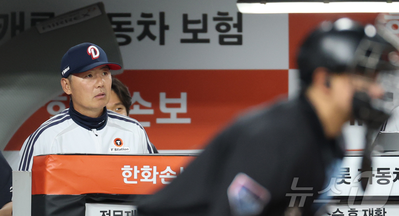 (대전=뉴스1) 김기남 기자 = 22일 대전 한화생명볼파크에서 열린 2026 신한 SOL KBO리그 두산 베어스와 한화 이글스의 경기에서 두산 김원형 감독이 풀리지 않는 경기를 안 …