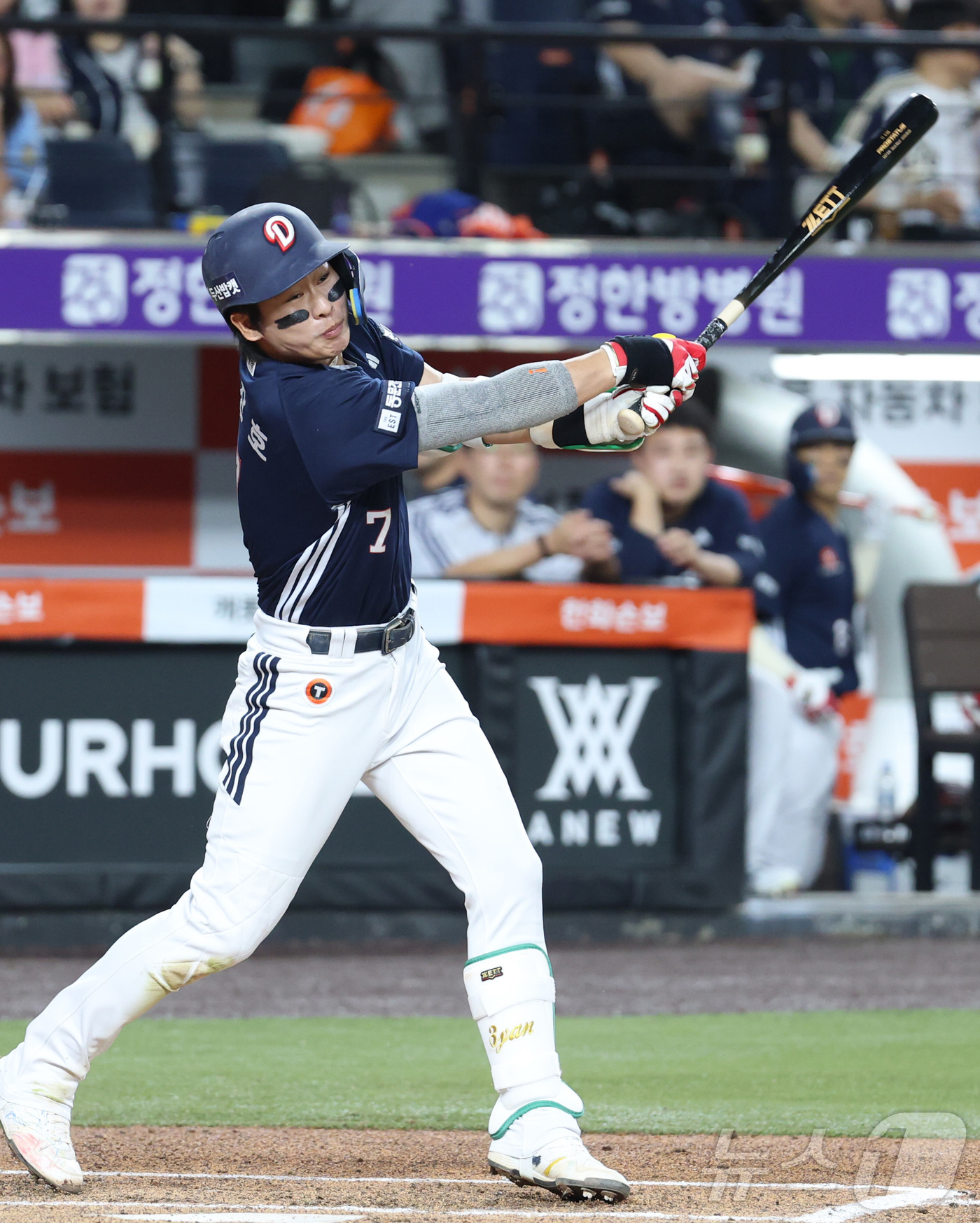 (대전=뉴스1) 김기남 기자 = 22일 대전 한화생명볼파크에서 열린 2026 신한 SOL KBO리그 두산 베어스와 한화 이글스의 경기에서 두산 박찬호가 6회 타격하고 있다. 202 …