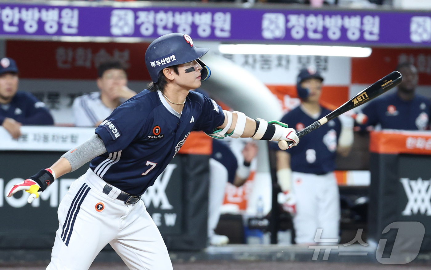 (대전=뉴스1) 김기남 기자 = 22일 대전 한화생명볼파크에서 열린 2026 신한 SOL KBO리그 두산 베어스와 한화 이글스의 경기에서 두산 박찬호가 6회 타격하고 있다. 202 …