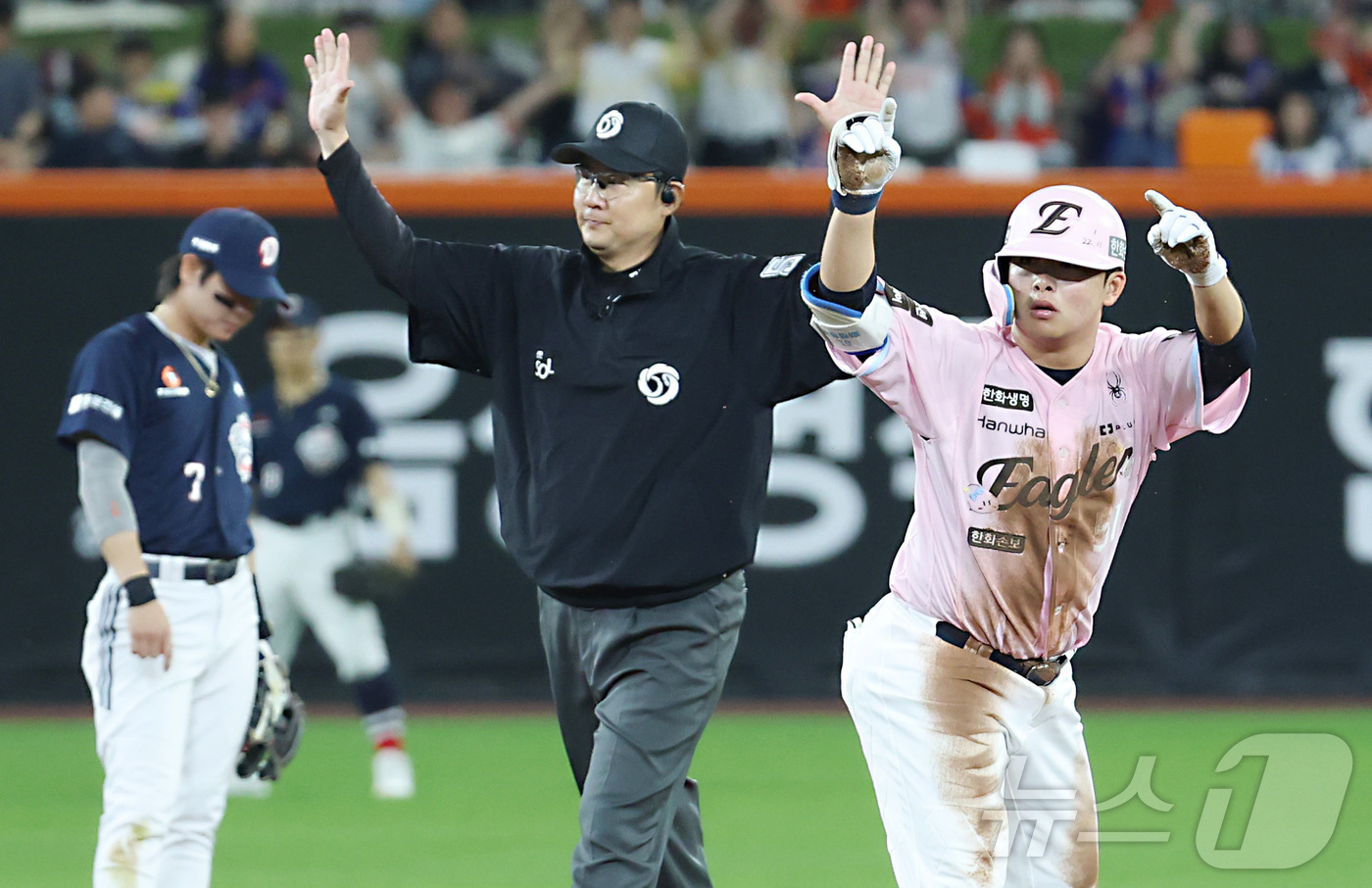 (대전=뉴스1) 김기남 기자 = 22일 대전 한화생명볼파크에서 열린 2026 신한 SOL KBO리그 두산 베어스와 한화 이글스의 경기에서 한화 문현빈이 안타 후 수비 틈을 노려 2 …