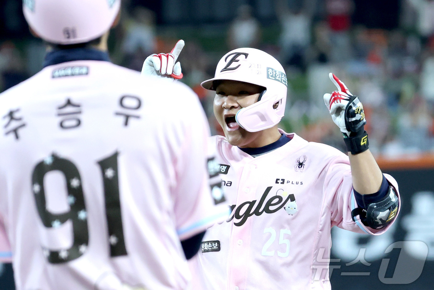 (대전=뉴스1) 김기남 기자 = 22일 대전 한화생명볼파크에서 열린 2026 신한 SOL KBO리그 두산 베어스와 한화 이글스의 경기에서 한화 김태연이 6회말 2사 1,2루에서 적 …