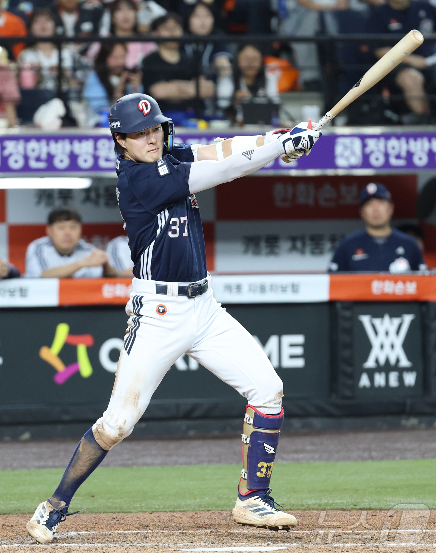 (대전=뉴스1) 김기남 기자 = 22일 대전 한화생명볼파크에서 열린 2026 신한 SOL KBO리그 두산 베어스와 한화 이글스의 경기에서 두산 박지훈이 안타를 치며 득점 찬스를 잡 …