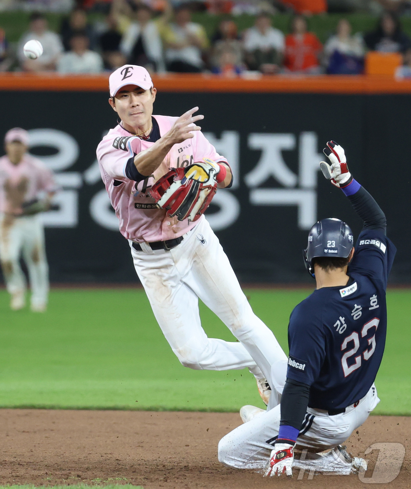 (대전=뉴스1) 김기남 기자 = 22일 대전 한화생명볼파크에서 열린 2026 신한 SOL KBO리그 두산 베어스와 한화 이글스의 경기에서 한화 심우준이 7회초 1사 1,2루에서 두 …