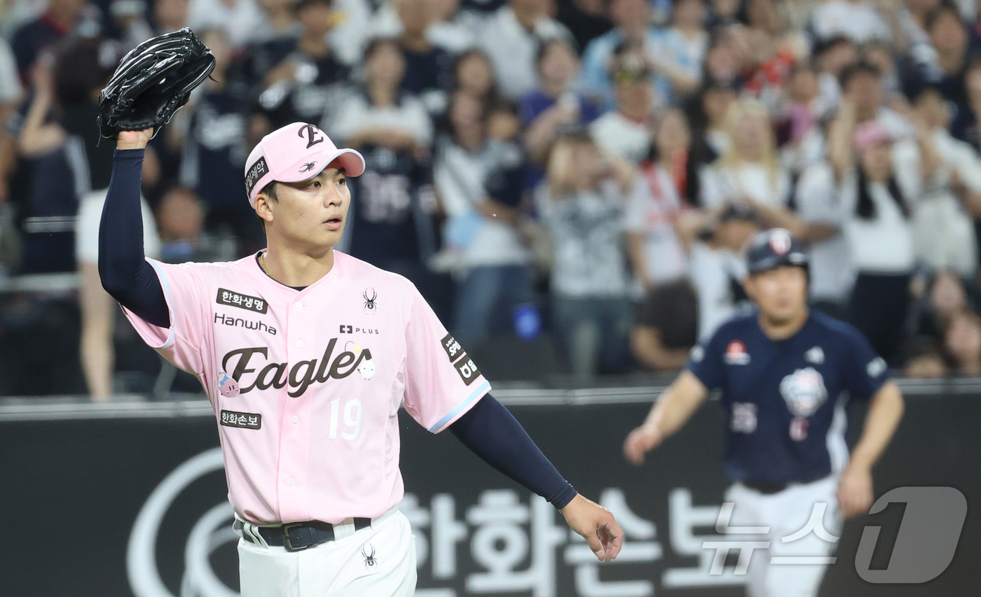 (대전=뉴스1) 김기남 기자 = 22일 대전 한화생명볼파크에서 열린 2026 신한 SOL KBO리그 두산 베어스와 한화 이글스의 경기에서 한화 왕옌청이 7회초 무사 만루의 위기를 …