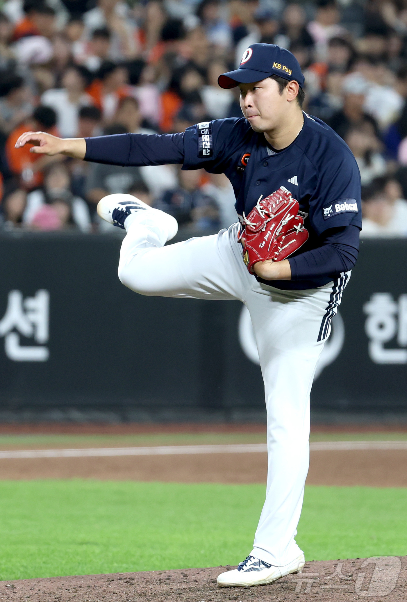 (대전=뉴스1) 김기남 기자 = 22일 대전 한화생명볼파크에서 열린 2026 신한 SOL KBO리그 두산 베어스와 한화 이글스의 경기에서 7회말 두산 김정우가 투구하고 있다. 20 …