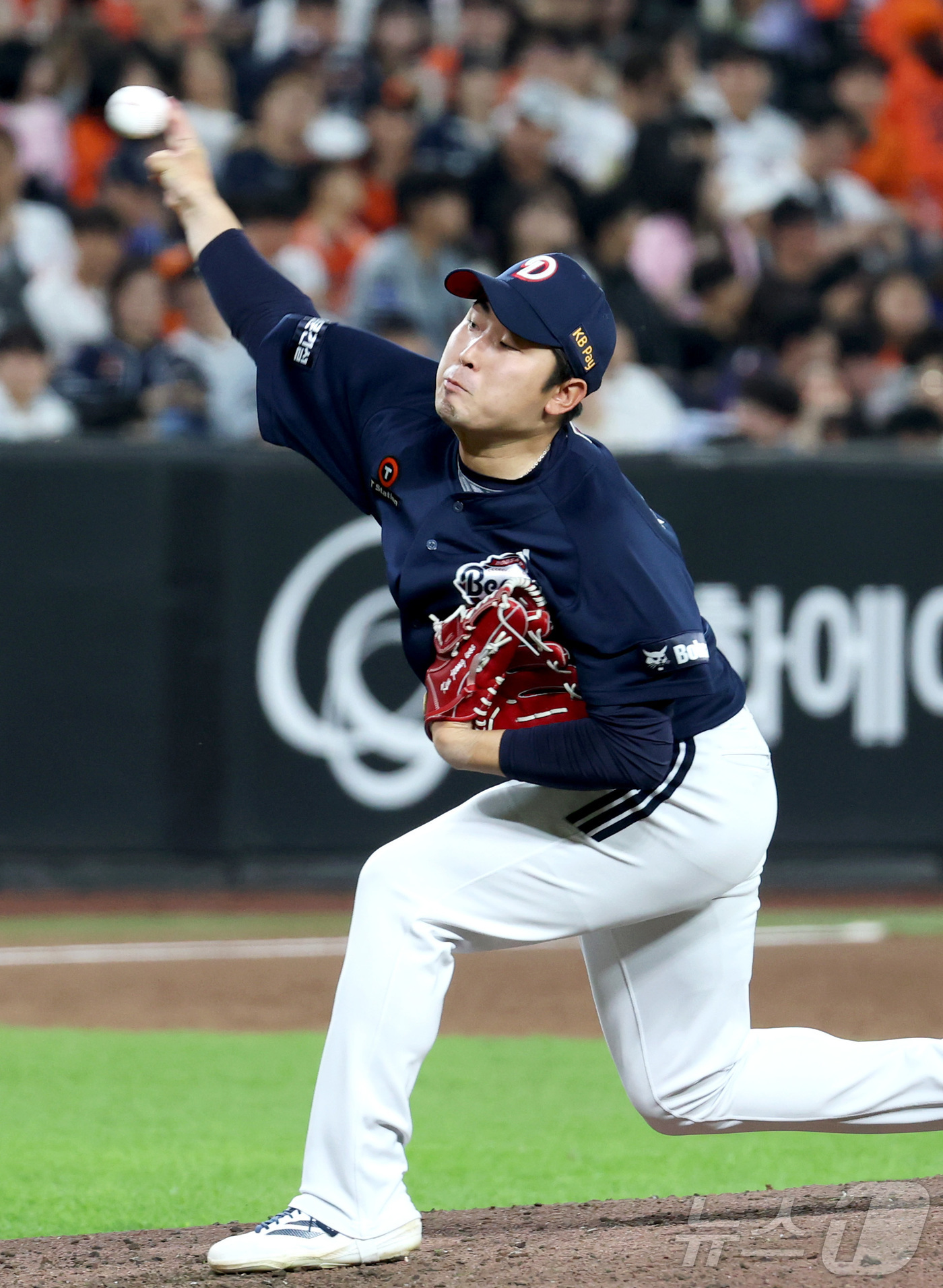 (대전=뉴스1) 김기남 기자 = 22일 대전 한화생명볼파크에서 열린 2026 신한 SOL KBO리그 두산 베어스와 한화 이글스의 경기에서 7회말 두산 김정우가 투구하고 있다. 20 …