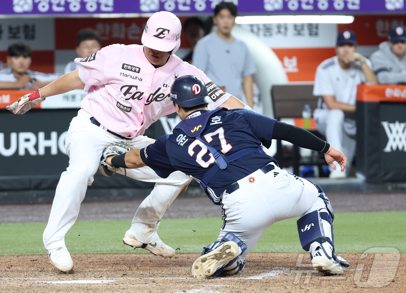 (대전=뉴스1) 김기남 기자 = 22일 대전 한화생명볼파크에서 열린 2026 신한 SOL KBO리그 두산 베어스와 한화 이글스의 경기에서 7회말 2사 1,3루에서 3루주자 노시환이 …