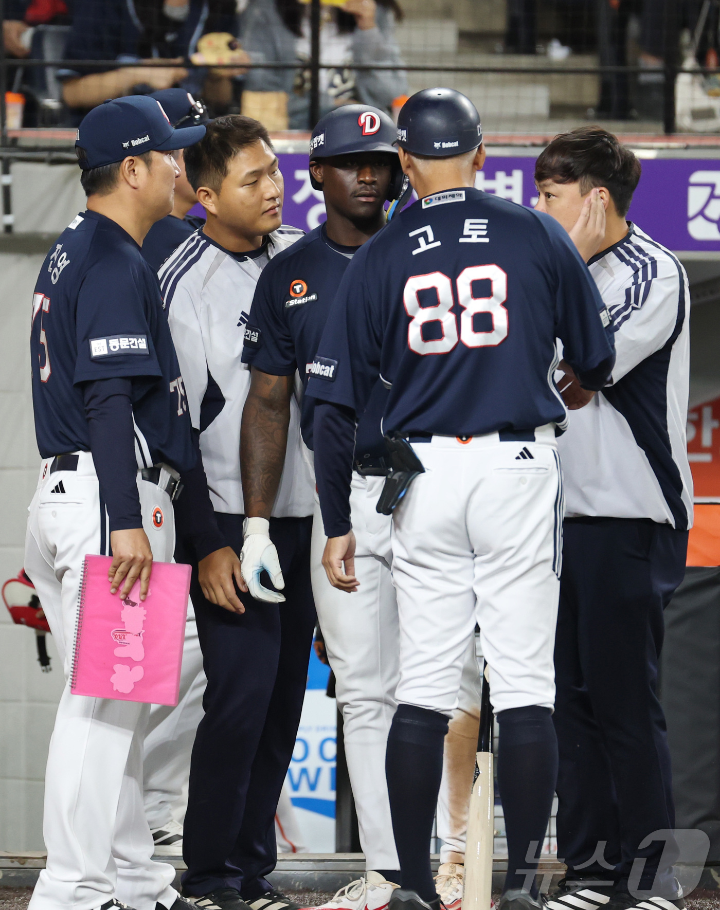 (대전=뉴스1) 김기남 기자 = 22일 대전 한화생명볼파크에서 열린 2026 신한 SOL KBO리그 두산 베어스와 한화 이글스의 경기에서 8회초 두산 카메론이 타석에 들어서며 코토 …