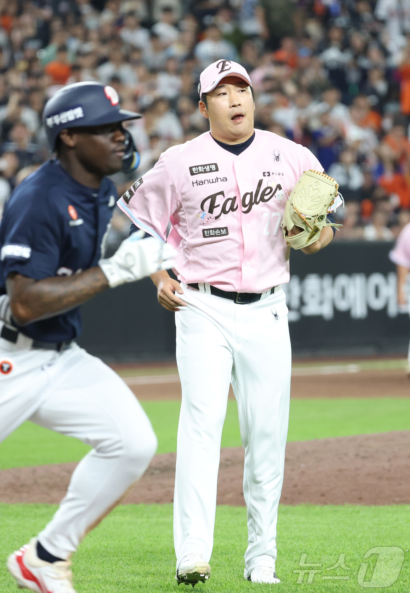 (대전=뉴스1) 김기남 기자 = 22일 대전 한화생명볼파크에서 열린 2026 신한 SOL KBO리그 두산 베어스와 한화 이글스의 경기에서 8회초 2사 2,3루에서 한화 이민우가 두 …