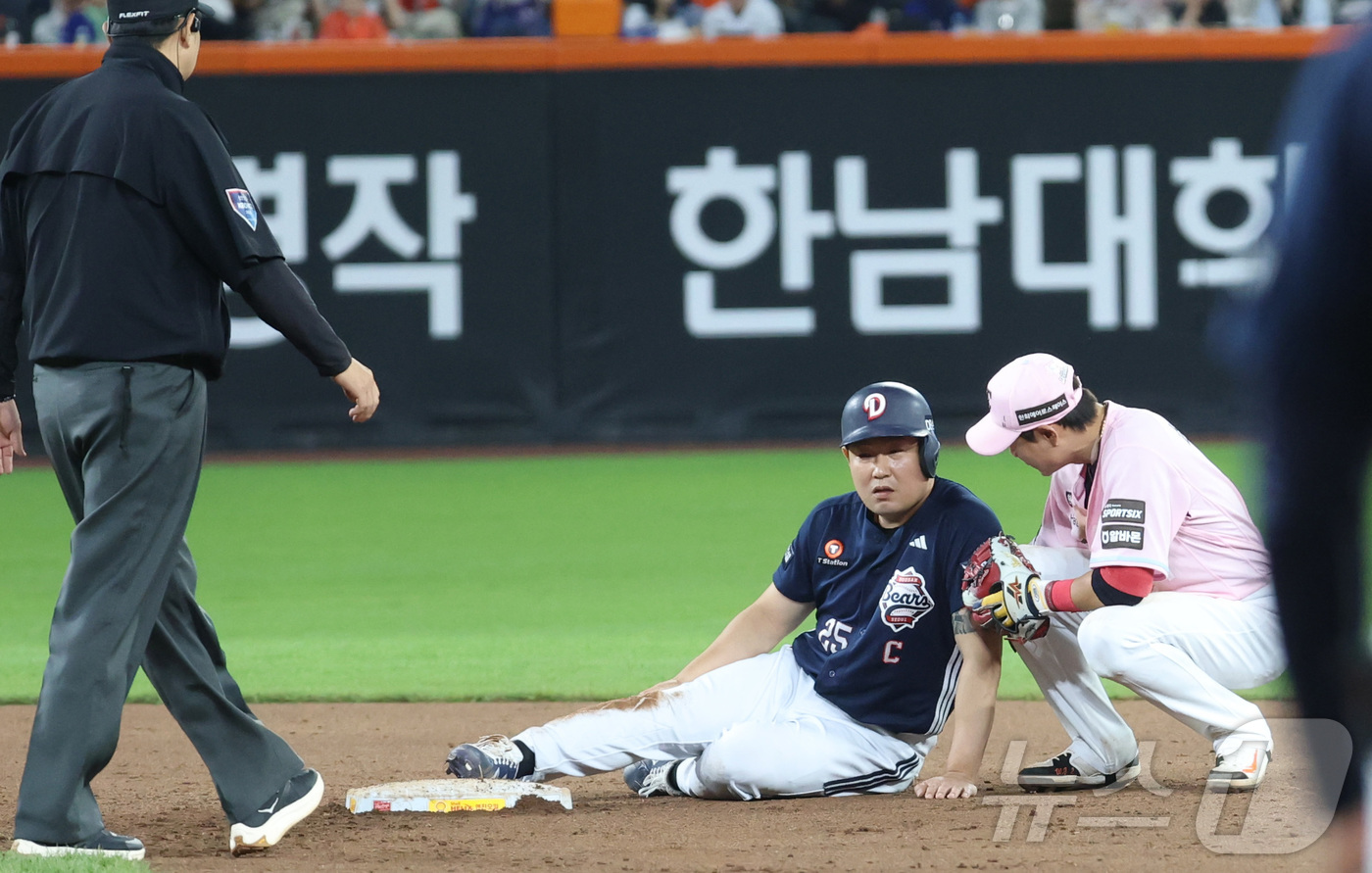 (대전=뉴스1) 김기남 기자 = 22일 대전 한화생명볼파크에서 열린 2026 신한 SOL KBO리그 두산 베어스와 한화 이글스의 경기에서 9회초 두산 양의지가 2루에서 슬라이딩 후 …