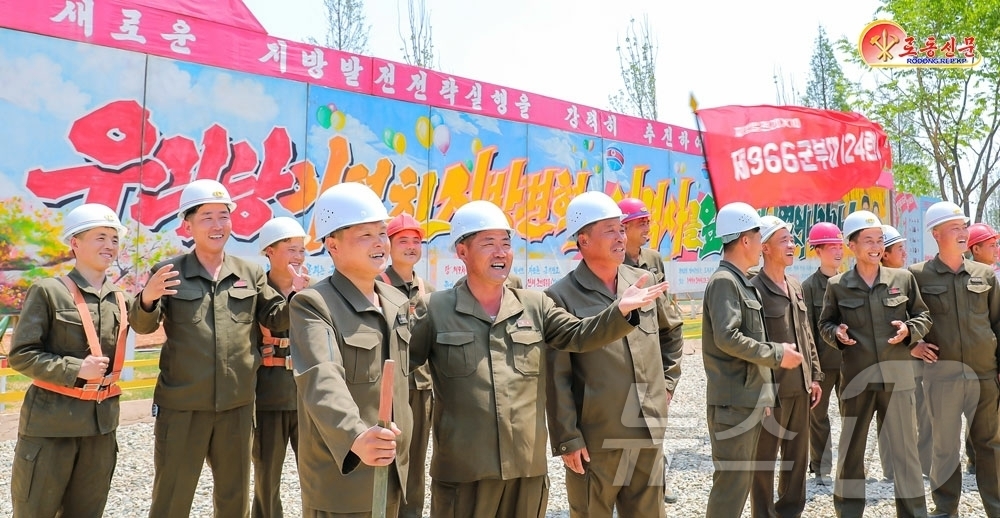 (평양 노동신문=뉴스1) = 북한 노동당 기관지 노동신문은 23일 "군인 건설자들의 헌신적인 투쟁에 의해 올해 계획된 20개 시·군 병원과 종합봉사소건설이 당에서 정해준 시간표대로 …