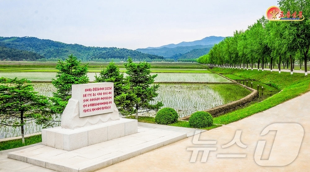 (평양 노동신문=뉴스1) = 북한 노동당 기관지 노동신문은 23일 김정은 당 총비서가 3년 전 안변군 월랑농장을 방문한 것을 회고하며 "헌신의 자욱을 따라 사회주의 농촌이 변모되고 …