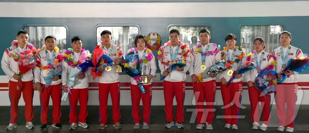 (평양 노동신문=뉴스1) = 북한 노동당 기관지 노동신문은 23일 '2026년 아시아역기(역도)선수권 대회에 참가한 선수들이 지난 22일 귀국했다고 보도했다. 이들은 금메달 18개 …