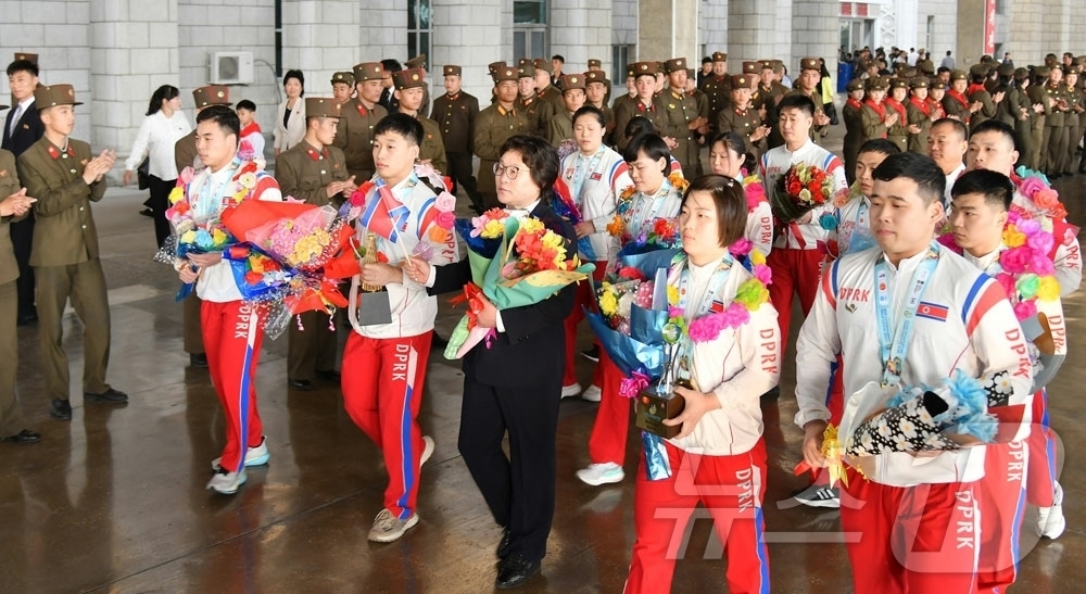 (평양 노동신문=뉴스1) = 북한 노동당 기관지 노동신문은 23일 '2026년 아시아역기(역도)선수권 대회에 참가한 선수들이 지난 22일 귀국했다고 보도했다. 이들은 금메달 18개 …