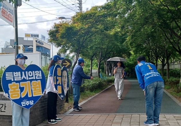 [르포] 첫 주말유세…광주·전남 지선 후보들 '한표 호소' 분주