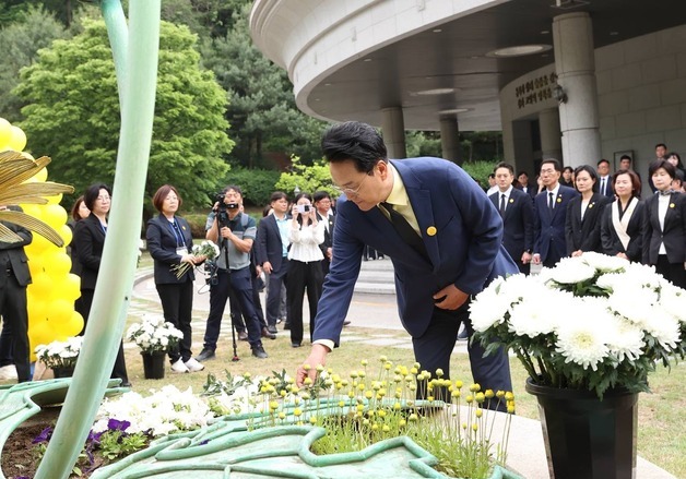 안민석, 노무현 17주기 추모…"한 아이도 차별받지 않는 교육 잇겠다"