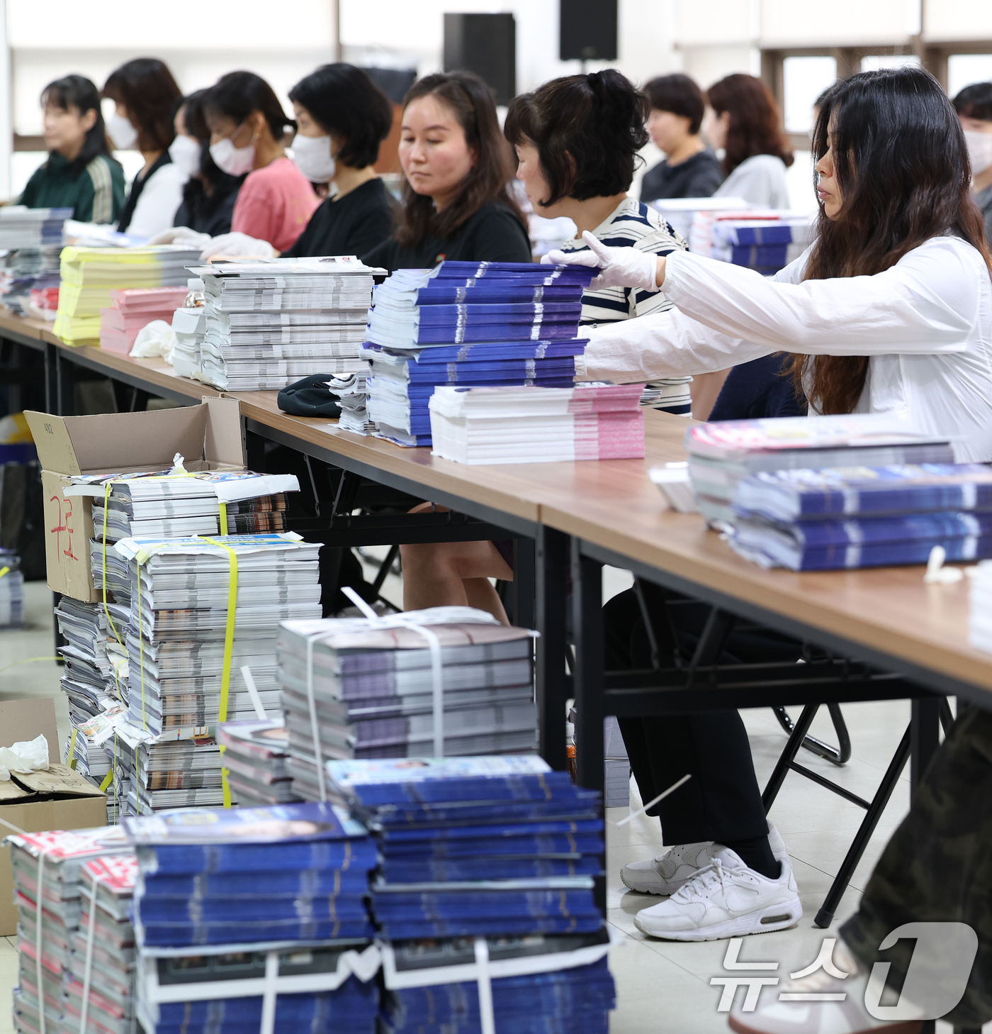 (서울=뉴스1) 오대일 기자 = 제9회 전국동시지방선거를 열흘 여 앞둔 23일 서울 구로구 선거관리위원회에서 관계자들이 거소투표 용지 및 선거 공보물 발송 작업을 하고 있다.거소투 …