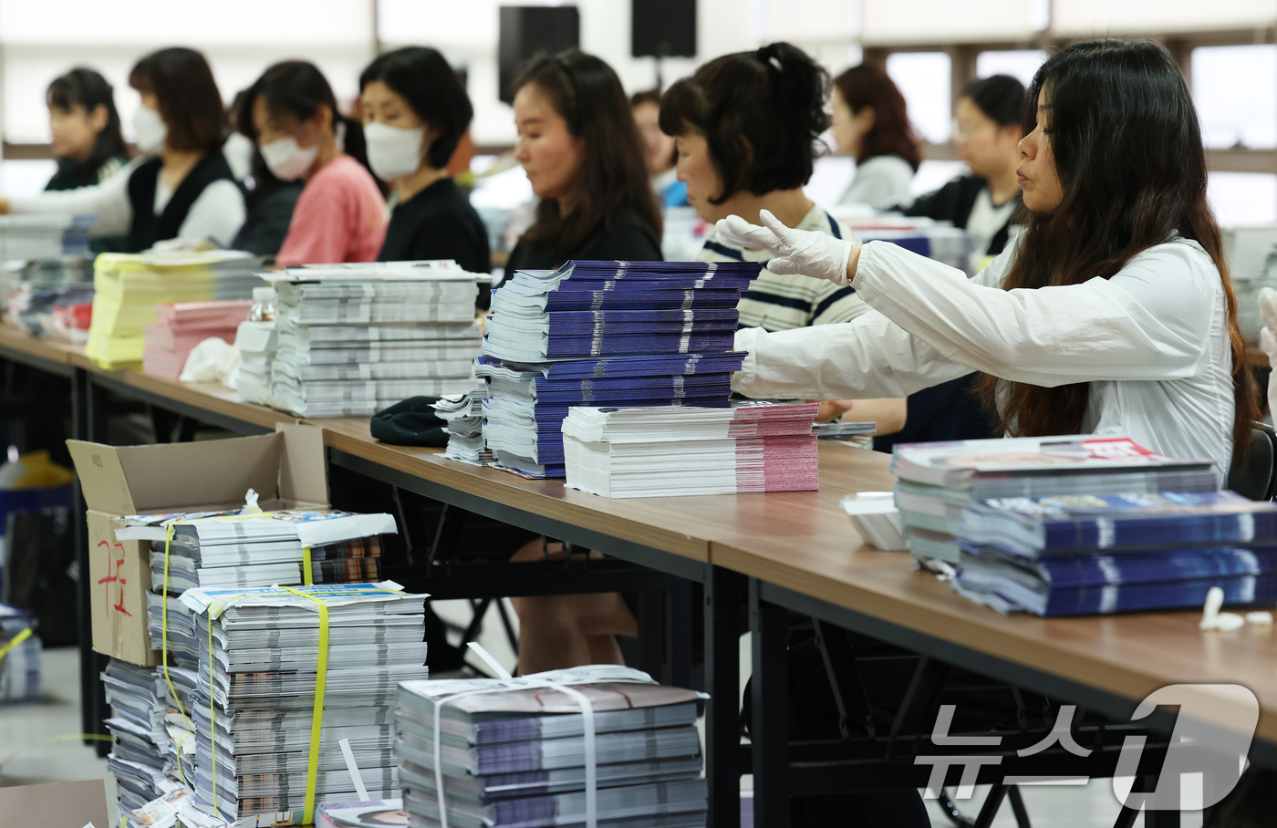 (서울=뉴스1) 오대일 기자 = 제9회 전국동시지방선거를 열흘 여 앞둔 23일 서울 구로구 선거관리위원회에서 관계자들이 거소투표 용지 및 선거 공보물 발송 작업을 하고 있다.거소투 …