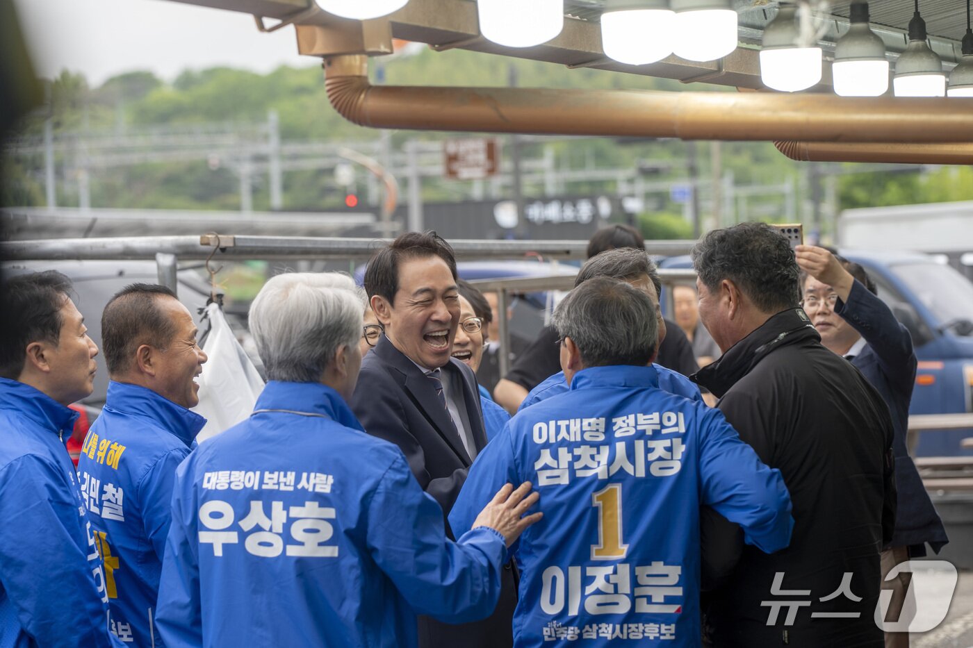 본문 이미지 - 지방선거 공식선거운동 첫 주말인 23일 우상호 더불어민주당 강원도지사 후보가 삼척지역 출마자들과 환담을 나누고 있다.(우상호 후보 캠프 제공, 재판매 및 DB 금지) 2026.5.23/뉴스1
