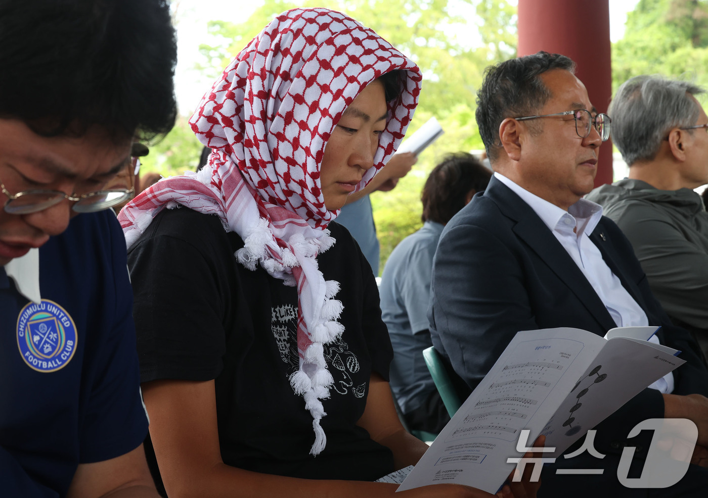 (광주=뉴스1) 박지현 기자 = 23일 오전 광주 북구 운정동에 위치한 국립 5·18민주묘지 역사의문 앞에서 열린 제21회 들불상 시상식에 앞서 김아현 씨(활동명 해초)가 자료집을 …
