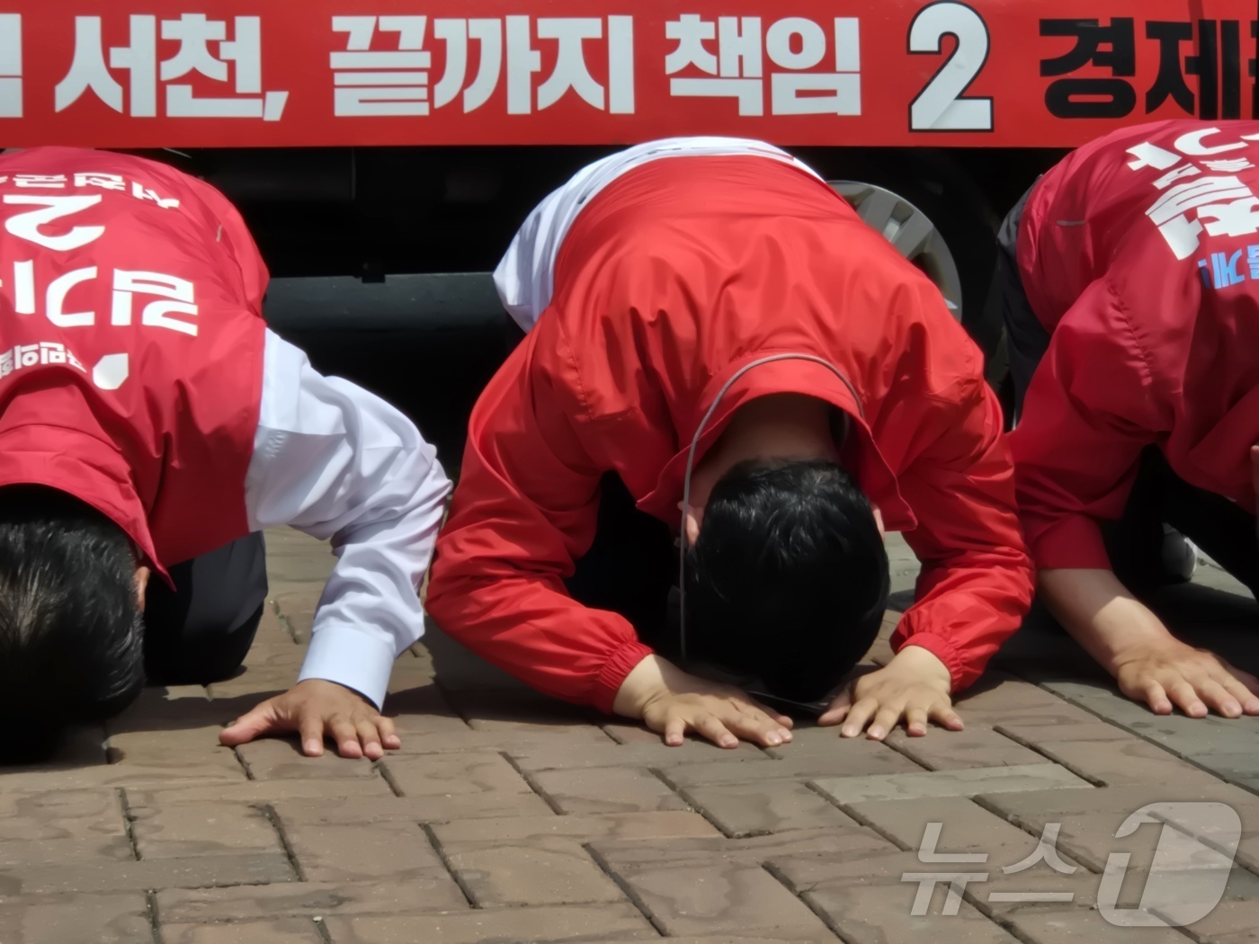 (대전=뉴스1) 김종서 기자 = 장동혁 국민의힘 상임선대위원장이 23일 오전 충남 서천 장항전통시장에서 열린 유세에서 지지자들을 향해 큰절하고 있다. 2026.5.23/뉴스1
