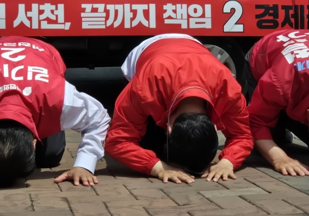 지지자들 향해 큰절하는 장동혁 국민의힘 선대위원장