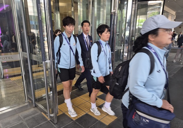 비장한 표정, 위풍당당 발걸음…결전 앞둔 北 내고향축구단 '묵묵부답'