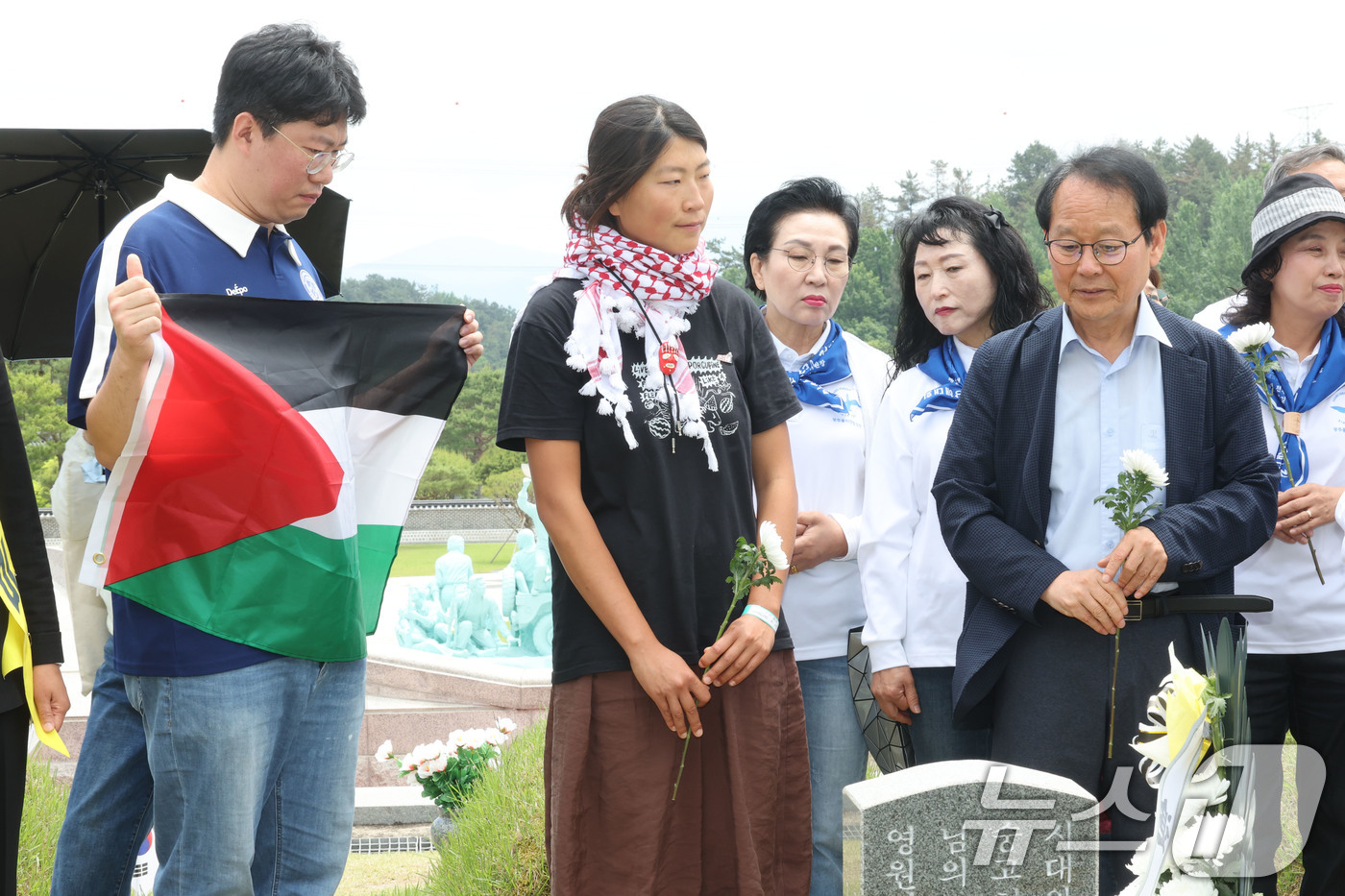 (광주=뉴스1) 박지현 기자 = 23일 오전 광주 북구 운정동에 위치한 국립 5·18민주묘지 역사의문 앞에서 김아현 씨(활동명 해초)가 제 21회 들불상 수상 후 열사들의 묘역을 …