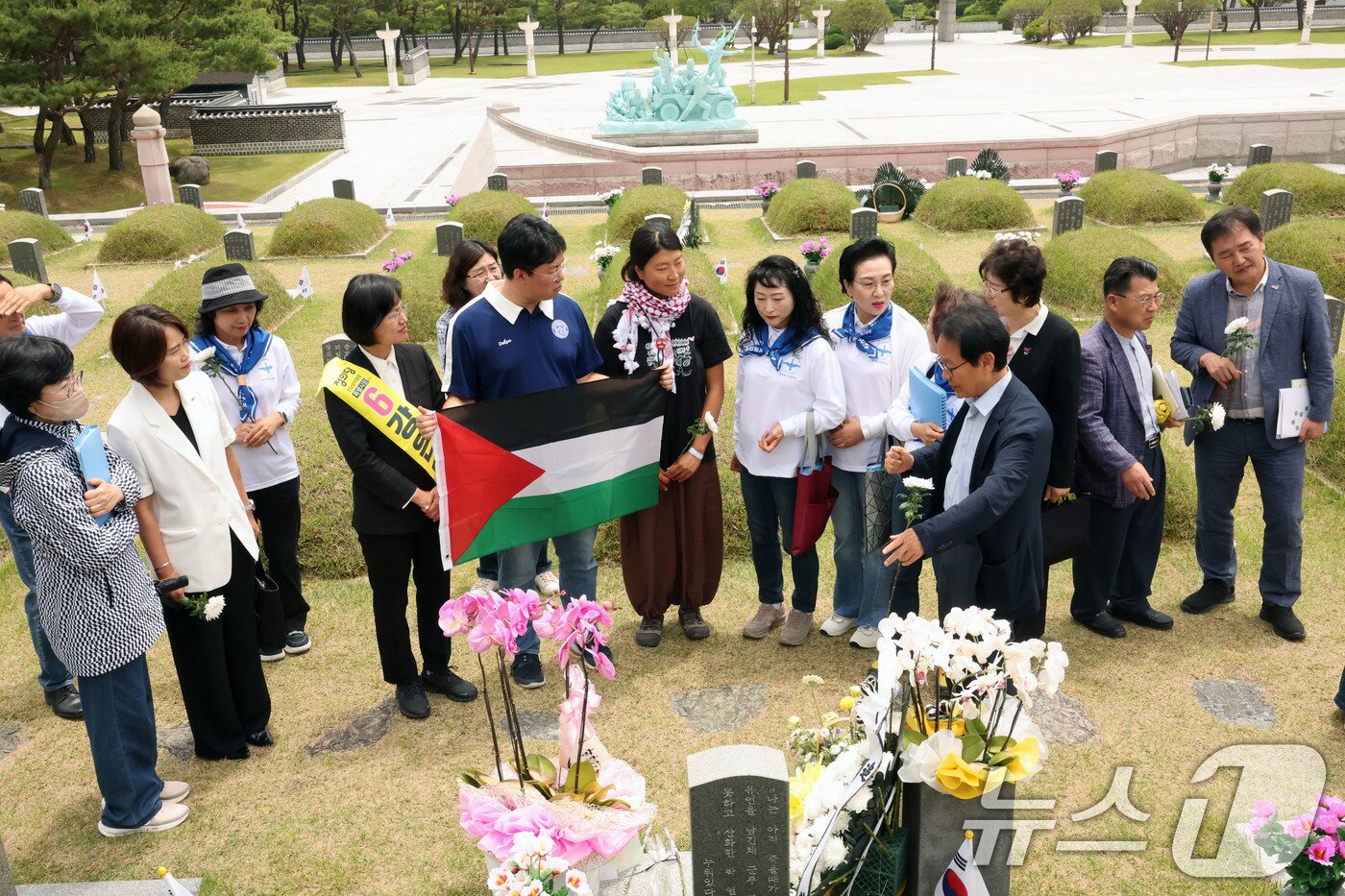 본문 이미지 - 23일 오전 국립 5·18민주묘지 역사의문 앞에서 김아현 씨가 제 21회 들불상 수상 후 열사들의 묘역을 참배하고 있다. 2026.5.23 ⓒ 뉴스1 박지현 기자