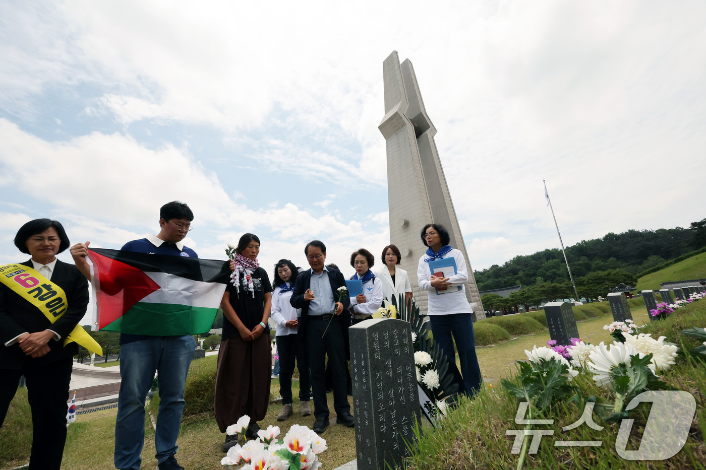(광주=뉴스1) 박지현 기자 = 23일 오전 광주 북구 운정동에 위치한 국립 5·18민주묘지 역사의문 앞에서 김아현 씨(활동명 해초)가 제 21회 들불상 수상 후 열사들의 묘역을 …