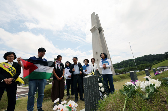 귀국 후 광주 5·18묘지 찾은 김아현 씨