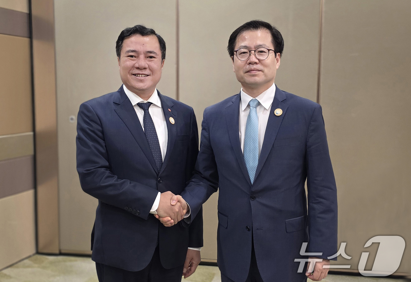(서울=뉴스1) = 여한구 산업통상부 통상교섭본부장(오른쪽)이 23일 (현지시간) 중국 쑤저우시에서 ‘아시아태평양경제협력공동체(APEC) 통상장관회의’ 참석을 계기로 만난 응우옌 …