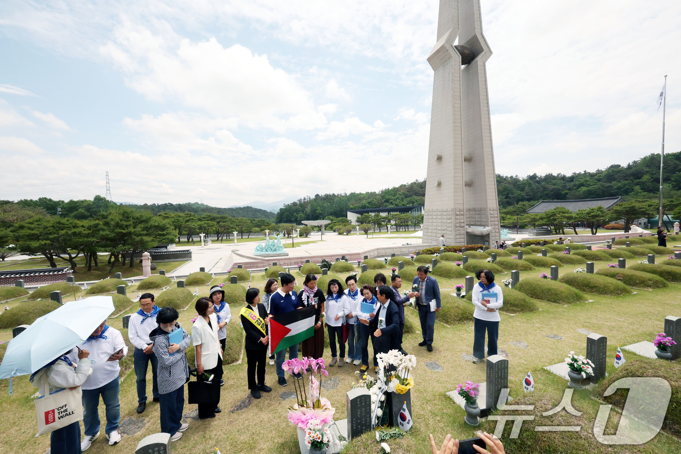 (광주=뉴스1) 박지현 기자 = 23일 오전 광주 북구 운정동에 위치한 국립 5·18민주묘지 역사의문 앞에서 김아현 씨(활동명 해초)가 제 21회 들불상 수상 후 열사들의 묘역을 …