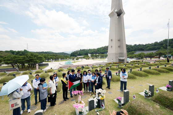 광주 오월정신 기린 해초의 참배