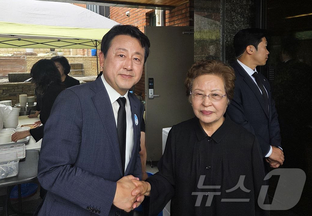 (김해=뉴스1) 김기현 기자 = 김용남 더불어민주당 경기 평택을 국회의원 후보가 고(故) 노무현 전 대통령 서거 17주기를 맞은 23일 경남 김해 봉하마을에서 권양숙 여사를 예방하 …