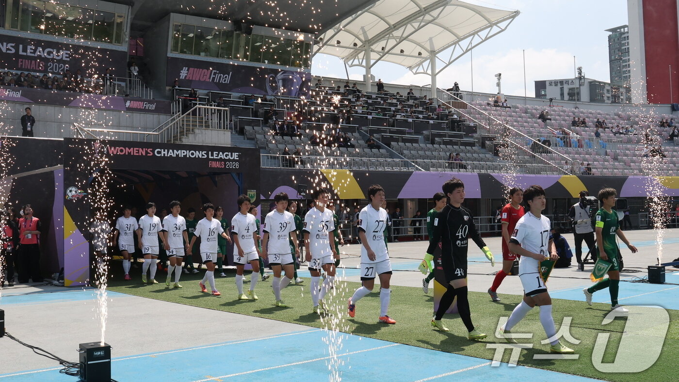 본문 이미지 - 23일 오후 경기 수원시 수원종합운동장에서 열린 2025-2026 아시아축구연맹(AFC) 여자 챔피언스리그(AWCL) 결승 북한 내고향여자축구단과 도쿄 베르디의 경기에서 양팀 선수들이 피치로 나오고 있다. 2026.5.23 ⓒ 뉴스1 박지혜 기자