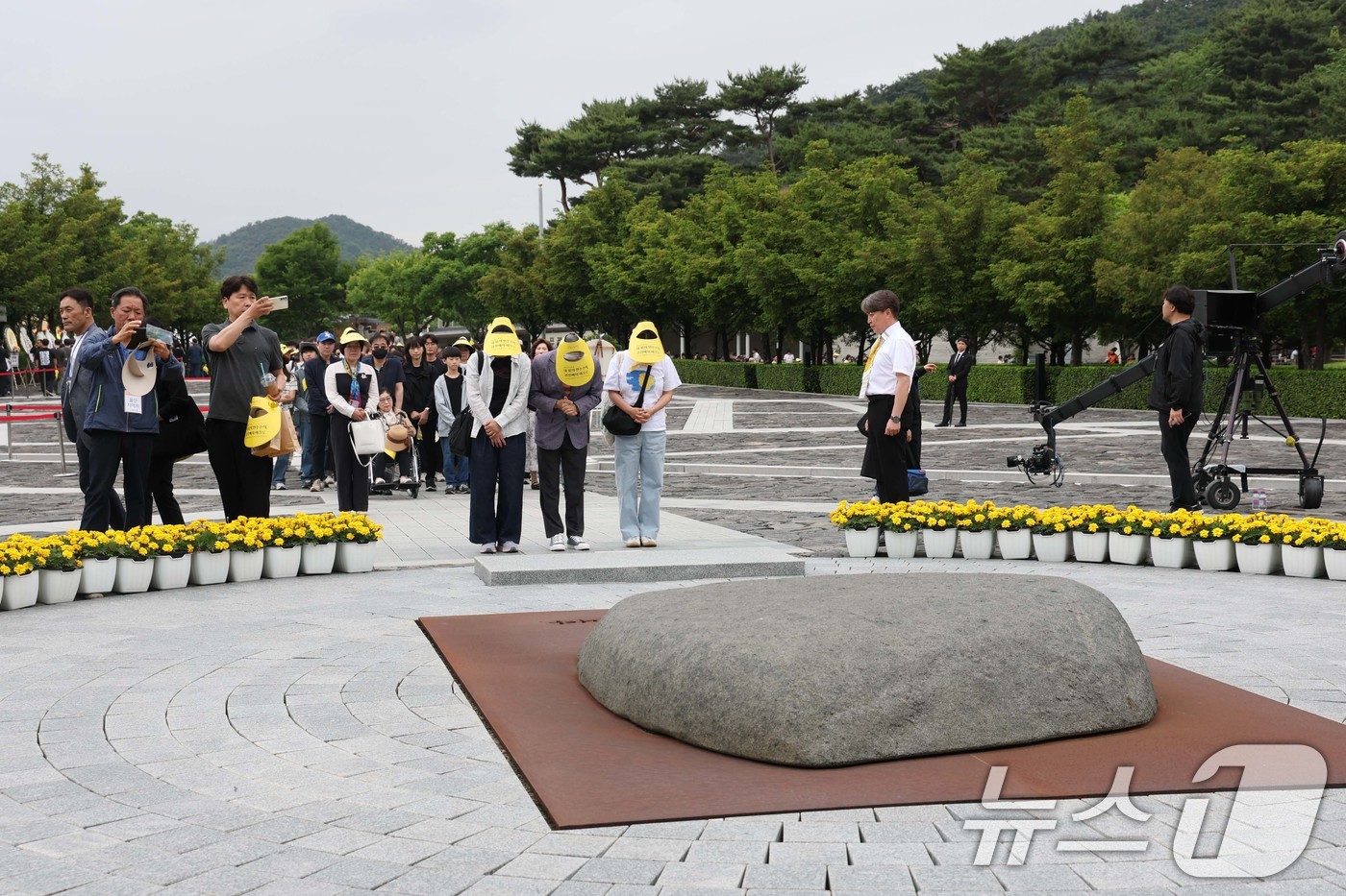 (김해=뉴스1) 이재명 기자 = 23일 경남 김해 봉하마을에서 고 노무현 전 대통령 서거 17주기 추도식을 앞두고 추모객들이 묘역을 참배하고 있다.  (청와대통신사진기자단) 202 …