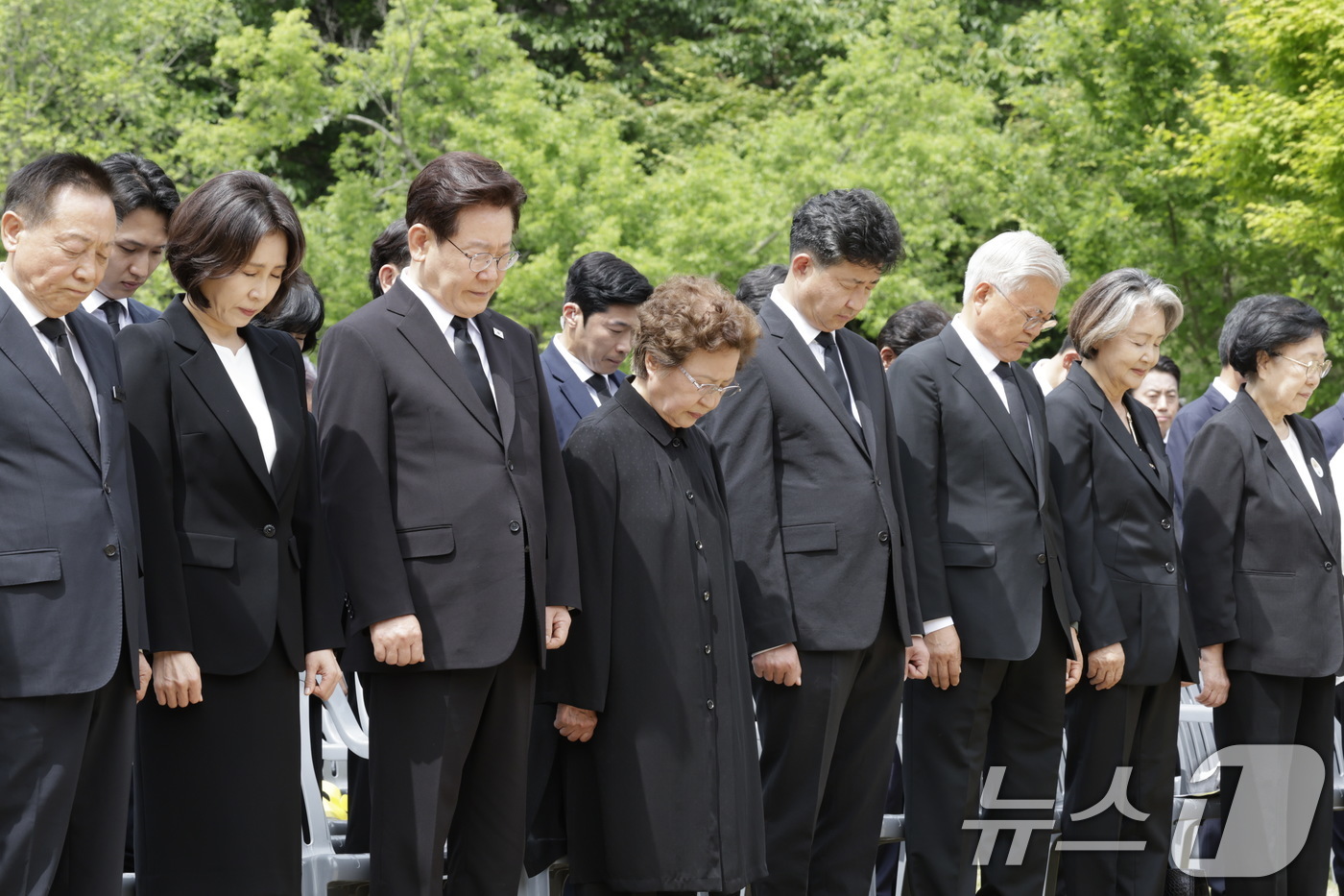 (김해=뉴스1) 이재명 기자 = 이재명 대통령과 김혜경 여사가 23일 경남 김해시 봉하마을에서 열린 故 노무현 전 대통령 서거 17주기 추도식에서 묵념을 하고 있다. (청와대통신사 …
