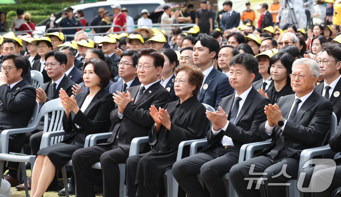(김해=뉴스1) 이재명 기자 = 이재명 대통령과 김혜경 여사, 권양숙 여사, 문재인 전 대통령이 23일 경남 김해시 봉하마을에서 열린 故 노무현 전 대통령 서거 17주기 추도식에서 …
