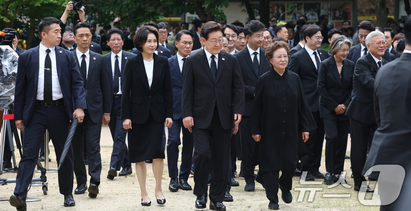 (김해=뉴스1) 이재명 기자 = 이재명 대통령과 김혜경 여사, 권양숙 여사가 23일 경남 김해시 봉하마을에서 열린 故 노무현 전 대통령 서거 17주기 추도식에 입장하고 있다. (청 …