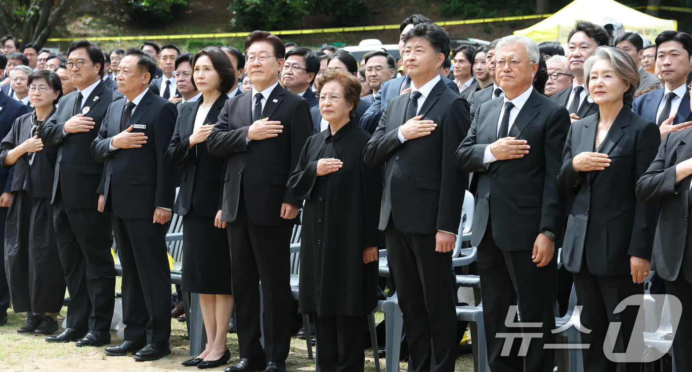 (김해=뉴스1) 이재명 기자 = 이재명 대통령과 김혜경 여사, 권양숙 여사, 문재인 전 대통령, 김정숙 여사가 23일 경남 김해시 봉하마을에서 열린 故 노무현 전 대통령 서거 17 …