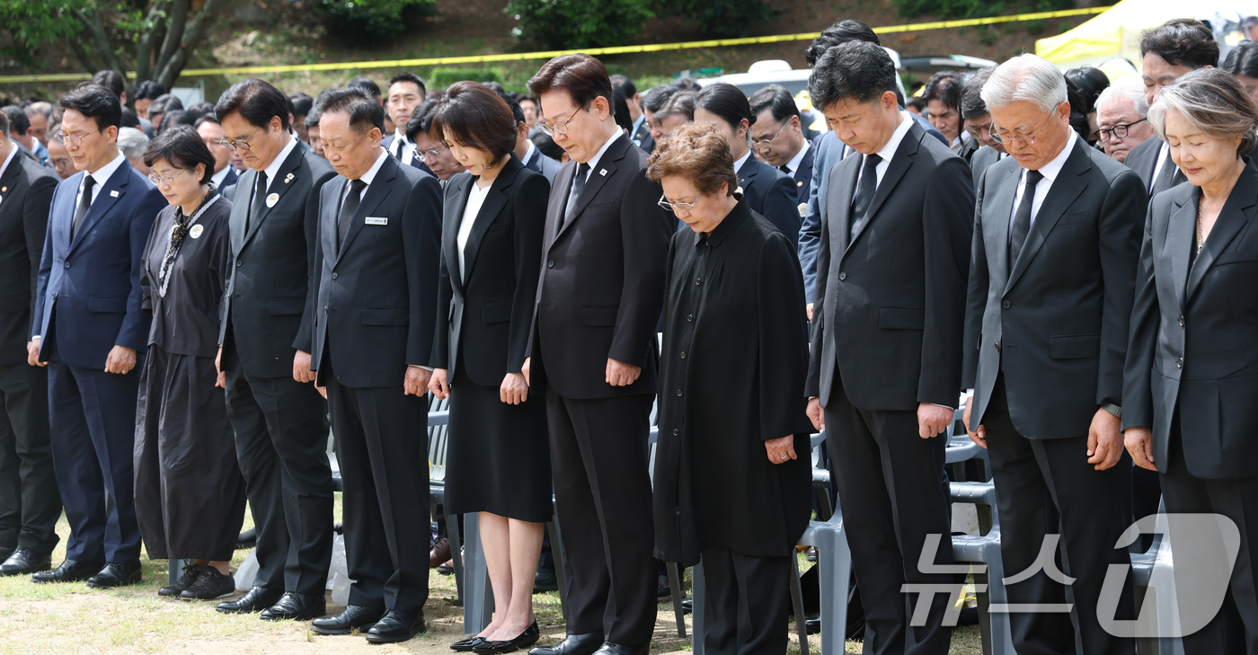 (김해=뉴스1) 이재명 기자 = 이재명 대통령과 김혜경 여사, 권양숙 여사, 문재인 전 대통령, 김정숙 여사가 23일 경남 김해시 봉하마을에서 열린 故 노무현 전 대통령 서거 17 …